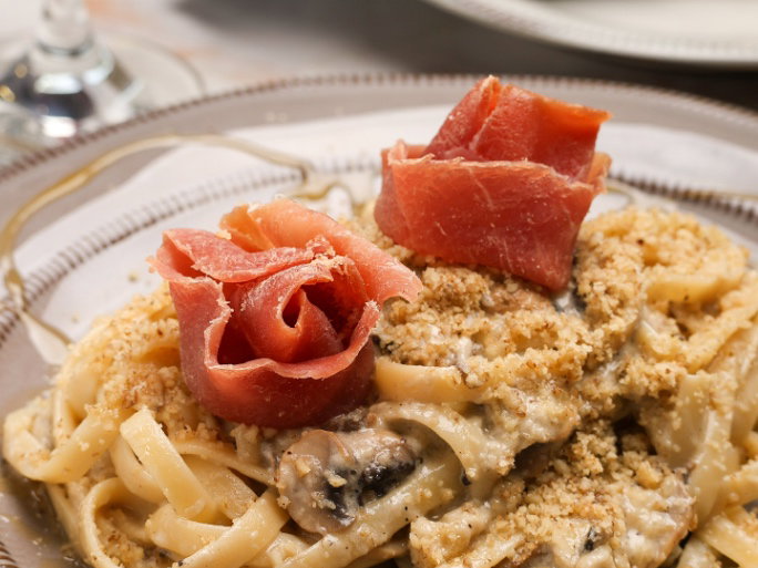 Pasta alla Ruota — fettuccine flambeado sobre rueda de grana padano